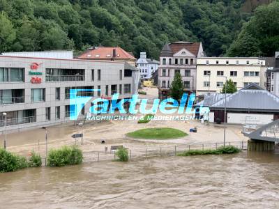 (NRW) Feuerwehrmann stirbt in den Fluten von Altena - Person mit Kajak gerettet - Räumpanzer der Bundeswehr fährt durch offene Straße