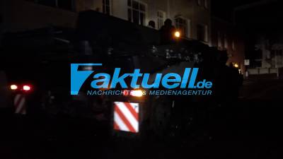 (NRW) Feuerwehrmann stirbt in den Fluten von Altena - Person mit Kajak gerettet - Räumpanzer der Bundeswehr fährt durch offene Straße
