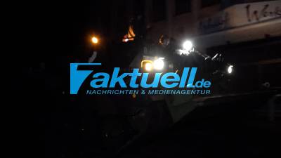 (NRW) Feuerwehrmann stirbt in den Fluten von Altena - Person mit Kajak gerettet - Räumpanzer der Bundeswehr fährt durch offene Straße