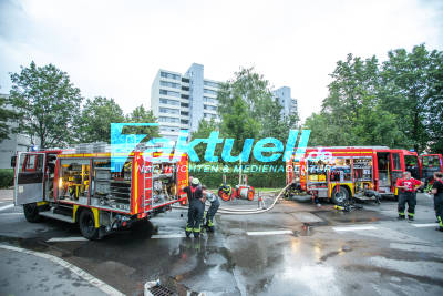 Feuer im Hochhaus: 120 Menschen evakuiert - Feuerwehrmann verletzt - Brand auf mehrere Geschosse übergegriffen