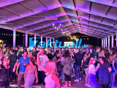 (BB) Deutschland feiert wieder – Open Air Party-1000 Partygäste feiern in Neuruppin – Nach über einem Jahr „Endlich Party“ – Bei knapp 30 Grad Tanzen Tausend Menschen – Drohnenaufnahmen
