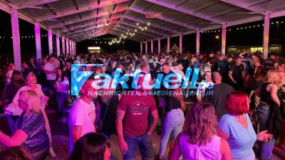 (BB) Deutschland feiert wieder – Open Air Party-1000 Partygäste feiern in Neuruppin – Nach über einem Jahr „Endlich Party“ – Bei knapp 30 Grad Tanzen Tausend Menschen – Drohnenaufnahmen