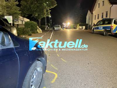 Hochwertiger Audi kracht in mehrere geparkte PKW - 8 PKW beschädigt - Fahrer geflüchtet - Hoher Schaden 