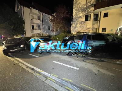 Hochwertiger Audi kracht in mehrere geparkte PKW - 8 PKW beschädigt - Fahrer geflüchtet - Hoher Schaden 