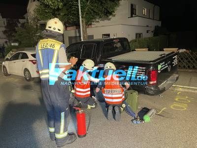 Hochwertiger Audi kracht in mehrere geparkte PKW - 8 PKW beschädigt - Fahrer geflüchtet - Hoher Schaden 