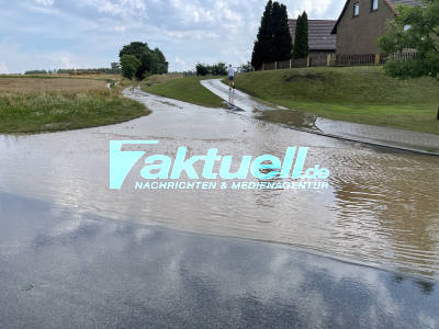 (BB) Starkregen in Rägelin - Keller drohten voll zulaufen - Örtliche Straße wurde überschwemmt 