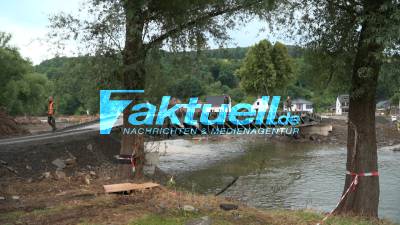 Bundeswehr-Brücke in Insul in Betrieb - Und Fahraufnahmen auf B257 durchs Ahrtal - Müllberge türmen sich an den Seiten