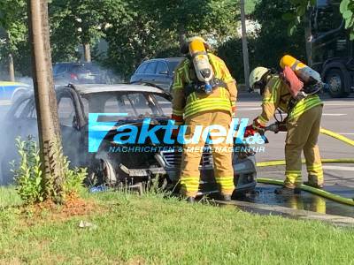 Mercedes fängt Feuer und steht in Vollbrand - keine Verletzte