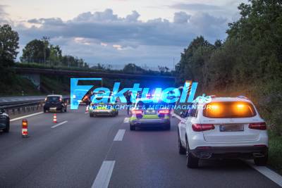 Irisch Transporter mit PKW-Anhänger überschlägt sich auf B14 - Offenbar mehr Insassen als erlaubt an Bord...