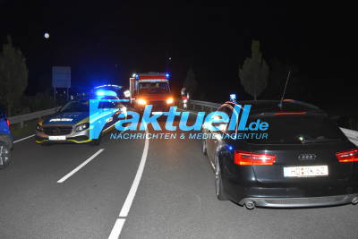 18-jähriger kommt auf Bundesstraße im Kurvenbereich von Fahrbahn ab und überschlägt sich mehrmals - schwer verletzt