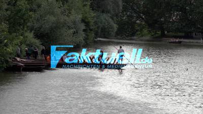 Dramatische Situation mit Stocherkahn auf dem Neckar - Personen springen vom Kahn - Riesige Gefahr durch Stauwehr-Turbinen für die Gruppe
