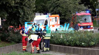 Dramatische Situation mit Stocherkahn auf dem Neckar - Personen springen vom Kahn - Riesige Gefahr durch Stauwehr-Turbinen für die Gruppe