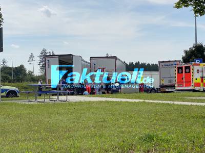 Polizei entdeckt eine Gruppe Flüchtlinge in bulgarischem Lkw auf der A8 bei Adelzhausen zwischen München und Augsburg