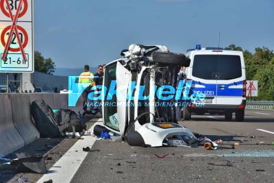 A5: Stau zu spät erkannt: 33-Jährige kracht auf Audi und überschlägt sich mehrfach - 10km Stau