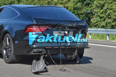 A5: Stau zu spät erkannt: 33-Jährige kracht auf Audi und überschlägt sich mehrfach - 10km Stau