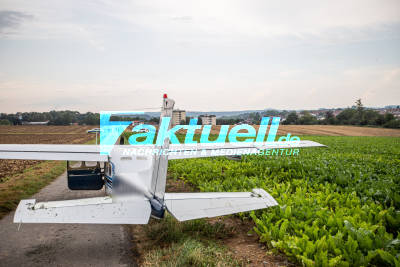Flugzeug durch Großhagel durchlöchert: Cessna muss wegen Unwetter auf Feld notlanden -  Vater und Sohn glücklicherweise unverletzt