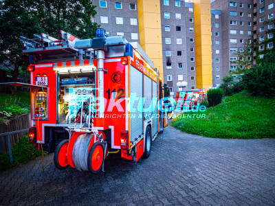 Pommes machen geht völlig schief (Hochhausbrand) - Löschversuch mit Wasser führt zur Fettexplosion - Feuerwehr retten Hase 