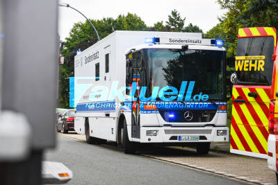 Drogenküche explodiert - Festnahme (ON TAPE) - Durchsuchungen in umliegenden Gebäude – Kriminalpolizei untersucht und stellt Drogen und viele chemische Stoffe sicher