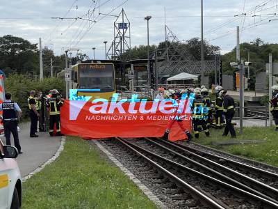 Junge Frau auf E-Scooter von Stadtbahn erfasst - schwer verletzt
