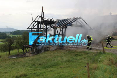 Vollbrand von landwirtschaftlichen Nebengebäude - 220.000 € Schaden - Blockheizkraftwerk für 6 Höfe abgebrannt