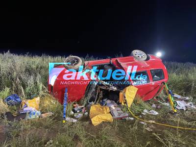 Verletzte Frau nach Unfall auf der A24 bei Neuruppin Süd ins Krankenhaus gebracht - Zwei Ersthelfer sahen den Pkw neben der Autobahn liegen und zögerten nicht lange - Mann versuchte die Frau zu befreien, was jedoch nicht gelang.