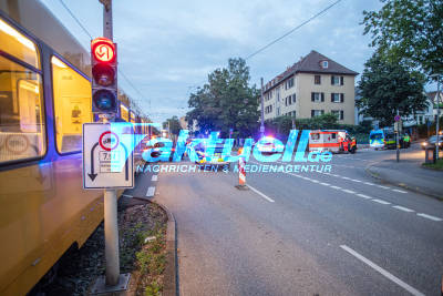 Stadtbahn kracht an der Nürnberger Straße mit PKW zusammen