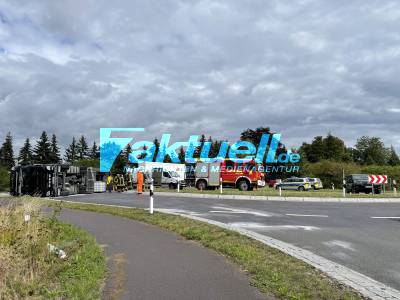 (BB) 18 Tonnen Rindfleisch sorgen für Chaos auf der B5 wegen falscher Ladungssicherung - LKW umgekippt - Frisches Fleisch muss händisch in anderen LKW umgeladen werden - Stundenlanger Einsatz - mit Drohnen-Aufnahmen!