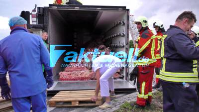 (BB) 18 Tonnen Rindfleisch sorgen für Chaos auf der B5 wegen falscher Ladungssicherung - LKW umgekippt - Frisches Fleisch muss händisch in anderen LKW umgeladen werden - Stundenlanger Einsatz - mit Drohnen-Aufnahmen!