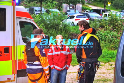 9-Jähriger Junge in Almbachklamm ins reißende Wasser gefallen - mit Hubschrauber an Seilwinde gerettet - konnte sich grad noch an einem Felsen festhalten