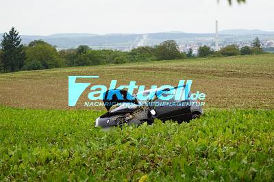 PKW kommt von der Fahrbahn ab, überschlägt sich und kommt im Acker zum stehen