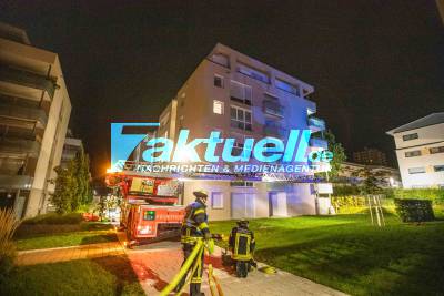 Toter und Verletzte bei Brand in Stuttgarter Mehrfamilienhaus: Bewohner flüchtet mit Familie vor Flammen (O-Ton) - Feuerwehr rettet schwerverletzte Frau, Mann stirbt