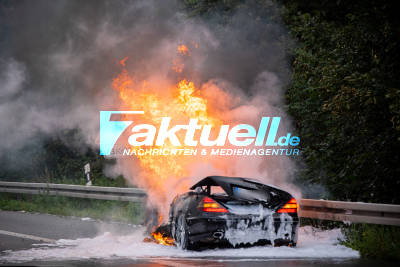 Explosiv: Volllbrand Mercedes SL mit Gasanlage auf der A52 bei Marl (EXPLOSION ON TAPE) - Autobahn zeitweise voll gesperrt - Feuerwehr muss Vorsicht walten lassen