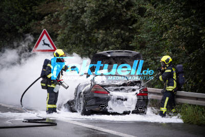 Explosiv: Volllbrand Mercedes SL mit Gasanlage auf der A52 bei Marl (EXPLOSION ON TAPE) - Autobahn zeitweise voll gesperrt - Feuerwehr muss Vorsicht walten lassen