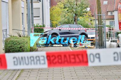 Dreifach versuchter Mord: Autofahrer festgenommen: Frau und Kind von PKW angefahren - Mutter darunter eingeklemmt - Heftiger Unfall unweit von Altbacher Schule
