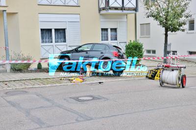 Dreifach versuchter Mord: Autofahrer festgenommen: Frau und Kind von PKW angefahren - Mutter darunter eingeklemmt - Heftiger Unfall unweit von Altbacher Schule