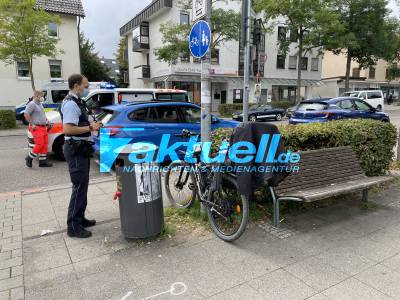 Pedelec-Fahrer stürzt auf Radweg und wird schwer verletzt - Bremsung wegen abbiegenden PKW