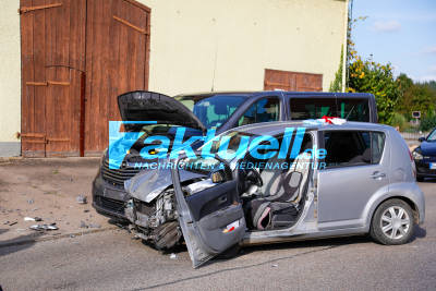 Spektakulärer Unfall Senior rast Obststand um, kracht in Kirchenschaufenster und verursacht dann Unfall mit zwei weiteren PKW- Mehrere Verletzte