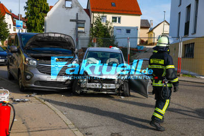 Spektakulärer Unfall Senior rast Obststand um, kracht in Kirchenschaufenster und verursacht dann Unfall mit zwei weiteren PKW- Mehrere Verletzte