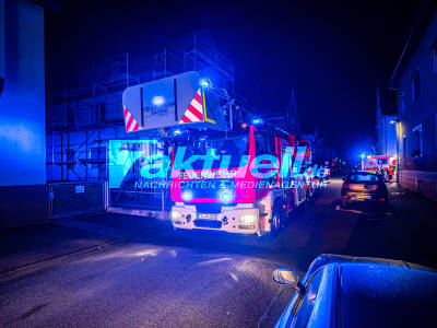 4 Bewohner von Feuerwehr gerettet, 2 davon über Leitern - Treppenhaus stark verraucht, Feuer im Keller