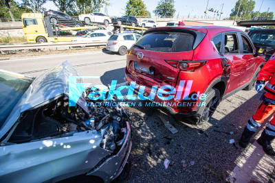 Unfall während Porschebrand: Autos krachen im Stau auf der B10 an der Gaisburger Brücke aufeinander