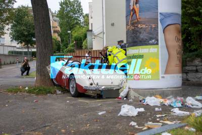 Oldtimer kommt von Strasse ab und kracht gegen Baum