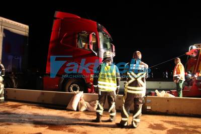 LKW fährt in Baustelle und verursacht eine Vollsperrung