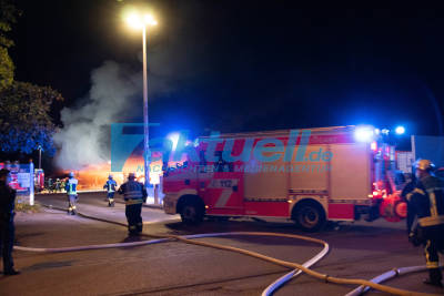 Größtes Feuer in Stuttgart seit über 15 Jahren: Busdepot der SSB brennt komplett aus - Über 20 Fahrzeuge, auch Elektrobusse, werden von Flammen zerstört - Ladevorgang am Elektrobus wohl Auslöser