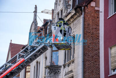 Wohnungsbrand in Stuttgart: Dramatische Rettung von absturzgefährdeter Person per Drehleiter in letzter Minute
