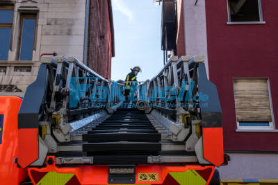 Wohnungsbrand in Stuttgart: Dramatische Rettung von absturzgefährdeter Person per Drehleiter in letzter Minute