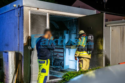 Trafohausbrand sorgt für weiträumigen Stromausfall in Ditzingen - Feuerwehr mit CO2 Löscher im Einsatz