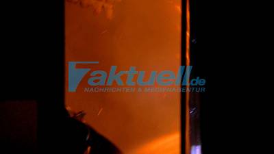 Explosionen bei Großbrand in Farbenlager am Hafen Zehdenick - Halbe Million Euro Sachschaden - Feuerwehr kann weitere Gebäude-Teile sichern - Gasflaschen gefährlich