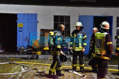 Explosionen bei Großbrand in Farbenlager am Hafen Zehdenick - Halbe Million Euro Sachschaden - Feuerwehr kann weitere Gebäude-Teile sichern - Gasflaschen gefährlich