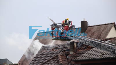 Zimmerbrand greift auf Dachstuhl über - keine verletzte