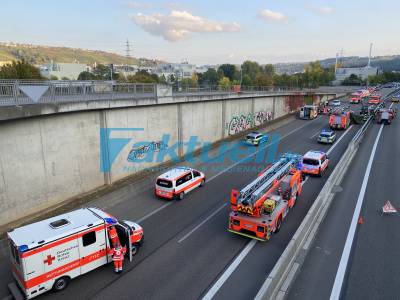 (BW) Heftiger Verkehrsunfall auf der B10 in Stuttgart - PKW überschlägt sich - Insassen schwerstverletzt - Großeinsatz